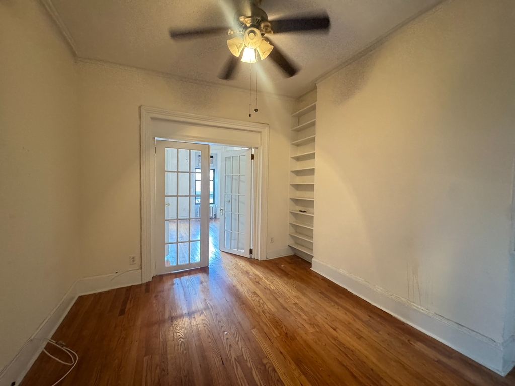 200 West 10th Street - Photo 2