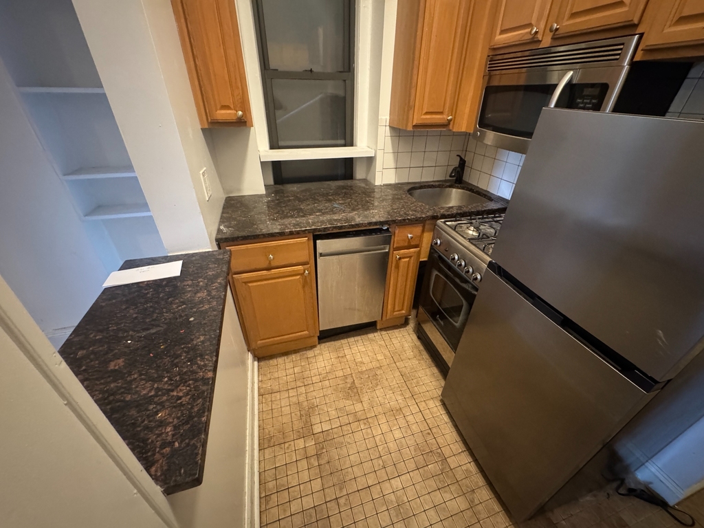 200 West 10th Street - Photo 5