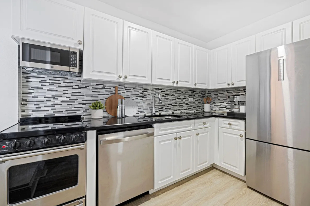 West 34th Street - Photo 1