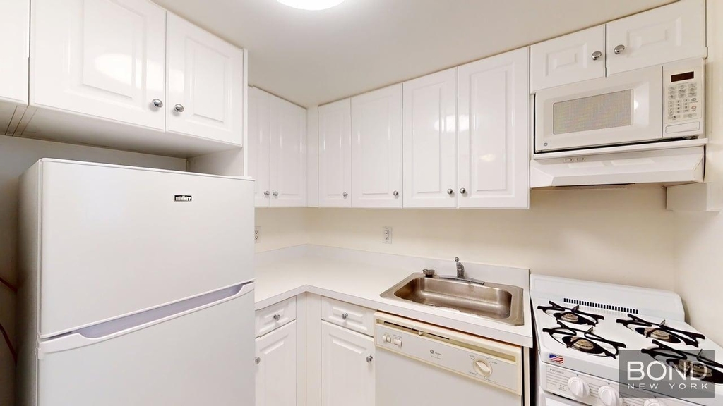 1 Astor Place - Photo 2
