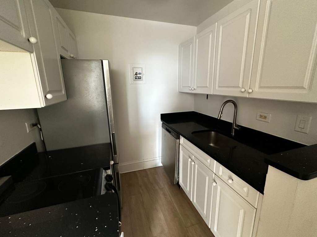 West 34th Street - Photo 13