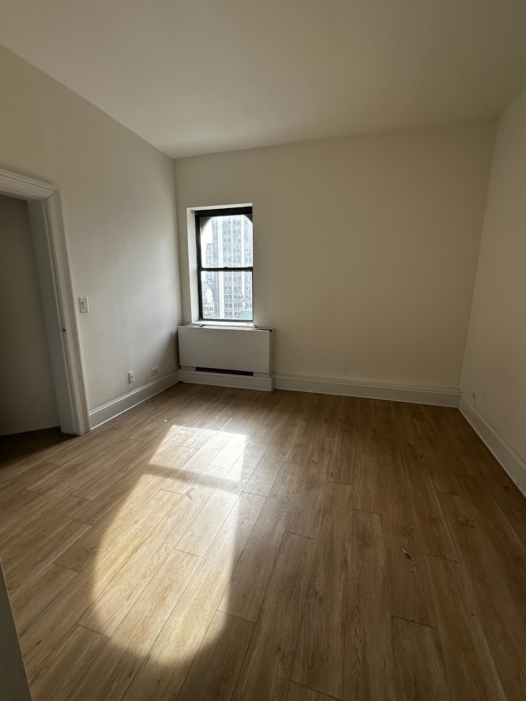 West 34th Street - Photo 17