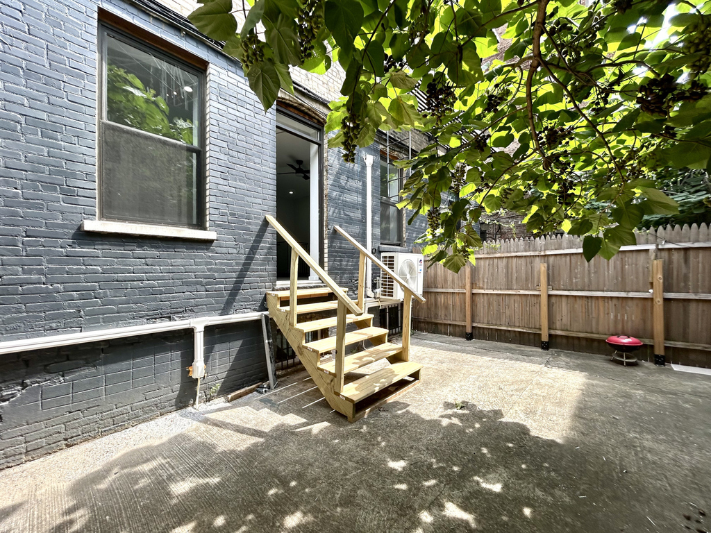 Stanton Street - Photo 1