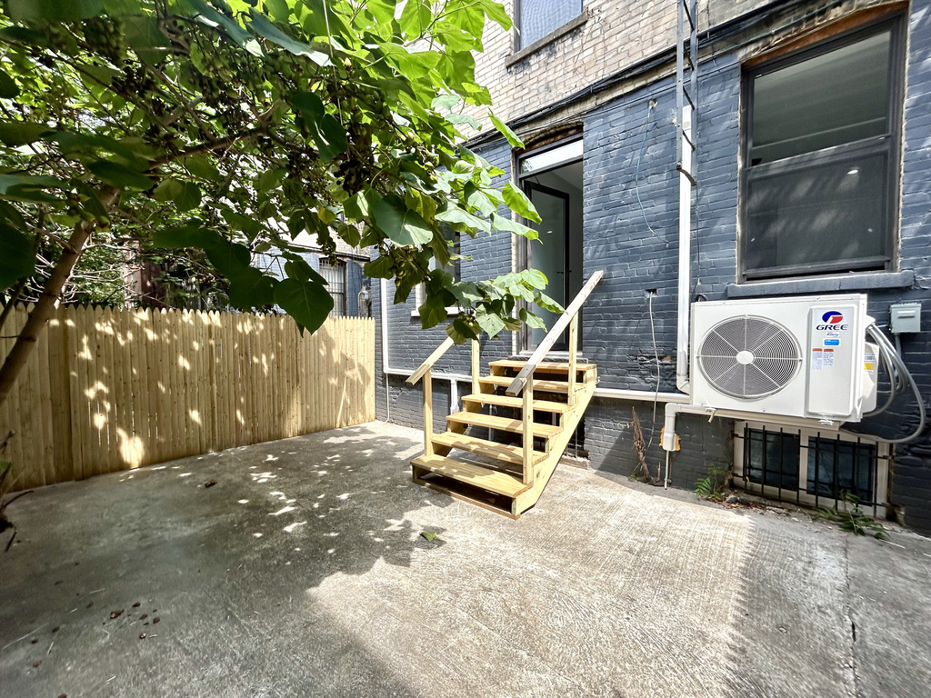 Stanton Street - Photo 2