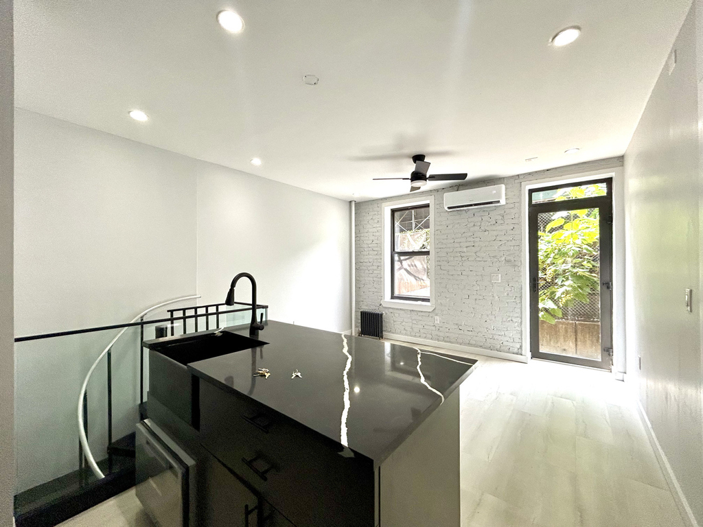 Stanton Street - Photo 0