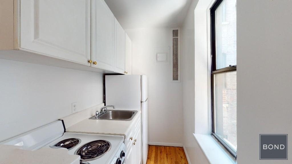 425 East 65th Street - Photo 3