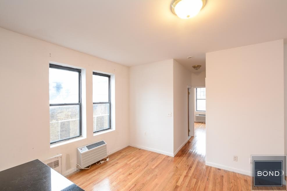 240 Waverly Place - Photo 3