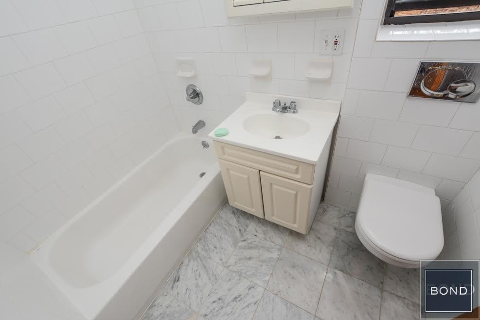 240 Waverly Place - Photo 6
