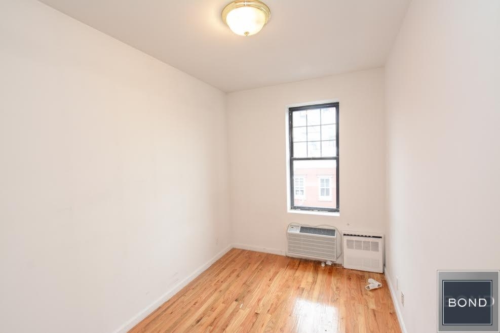 240 Waverly Place - Photo 4
