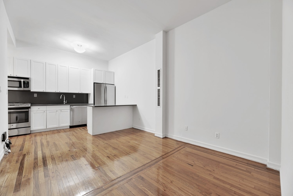 121 Madison Avenue - Photo 0