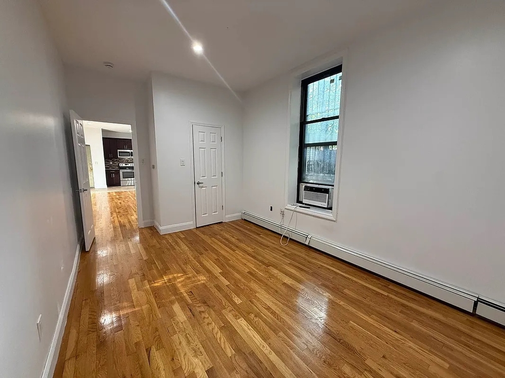 Throop Avenue - Photo 0