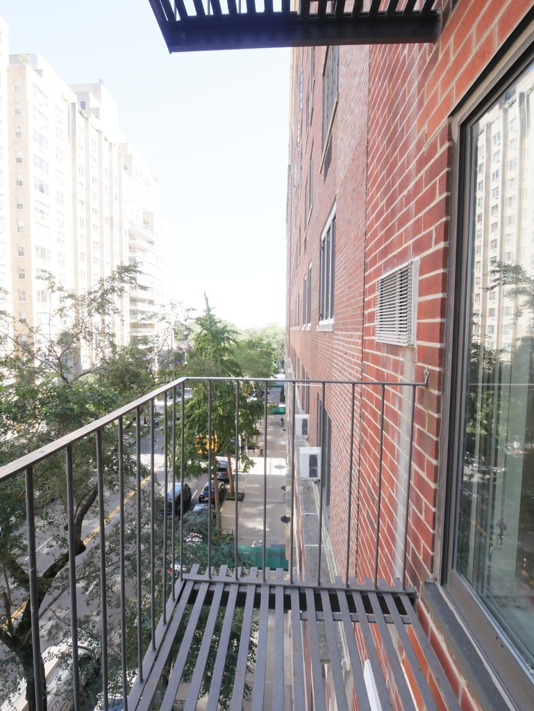516 East 86th Street - Photo 11