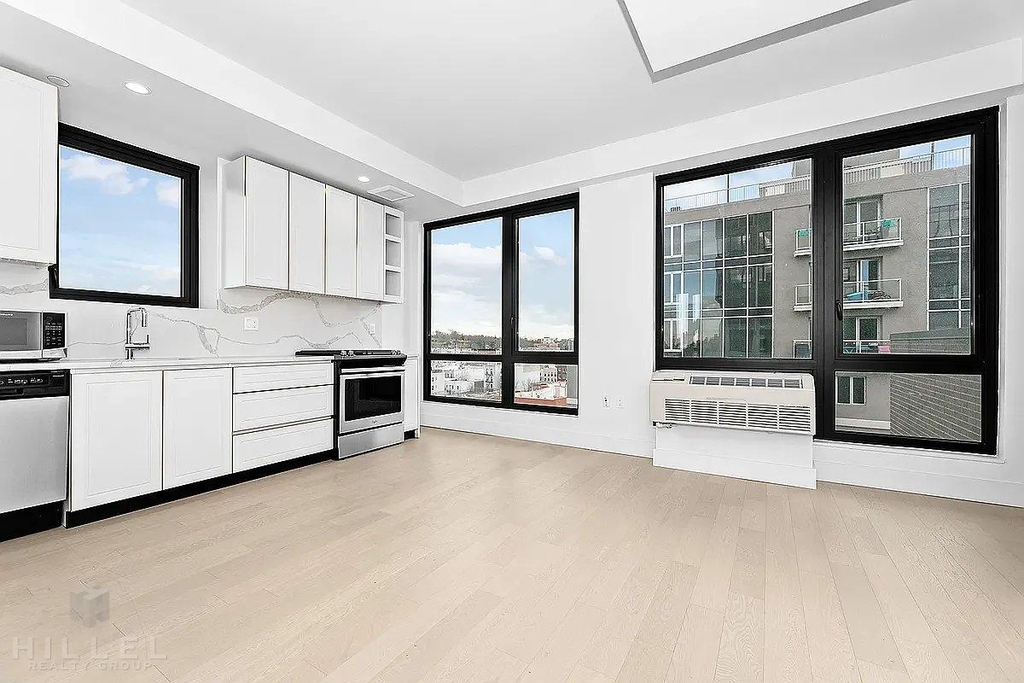 Fourth Avenue - Photo 2