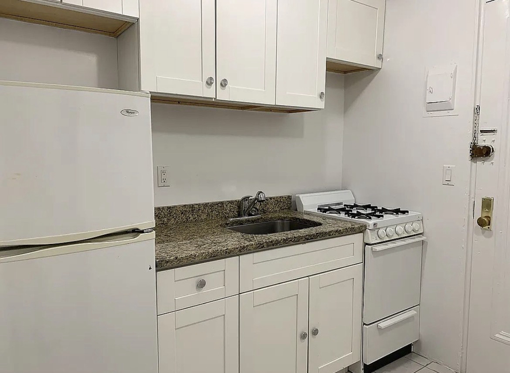 270 West 25th Street - Photo 3