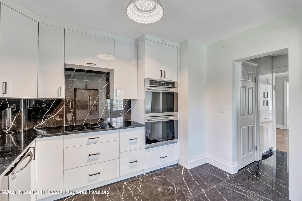110 Monmouth Drive - Photo 11