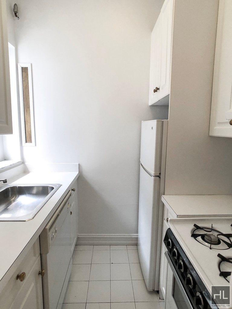 East 81 Street - Photo 1
