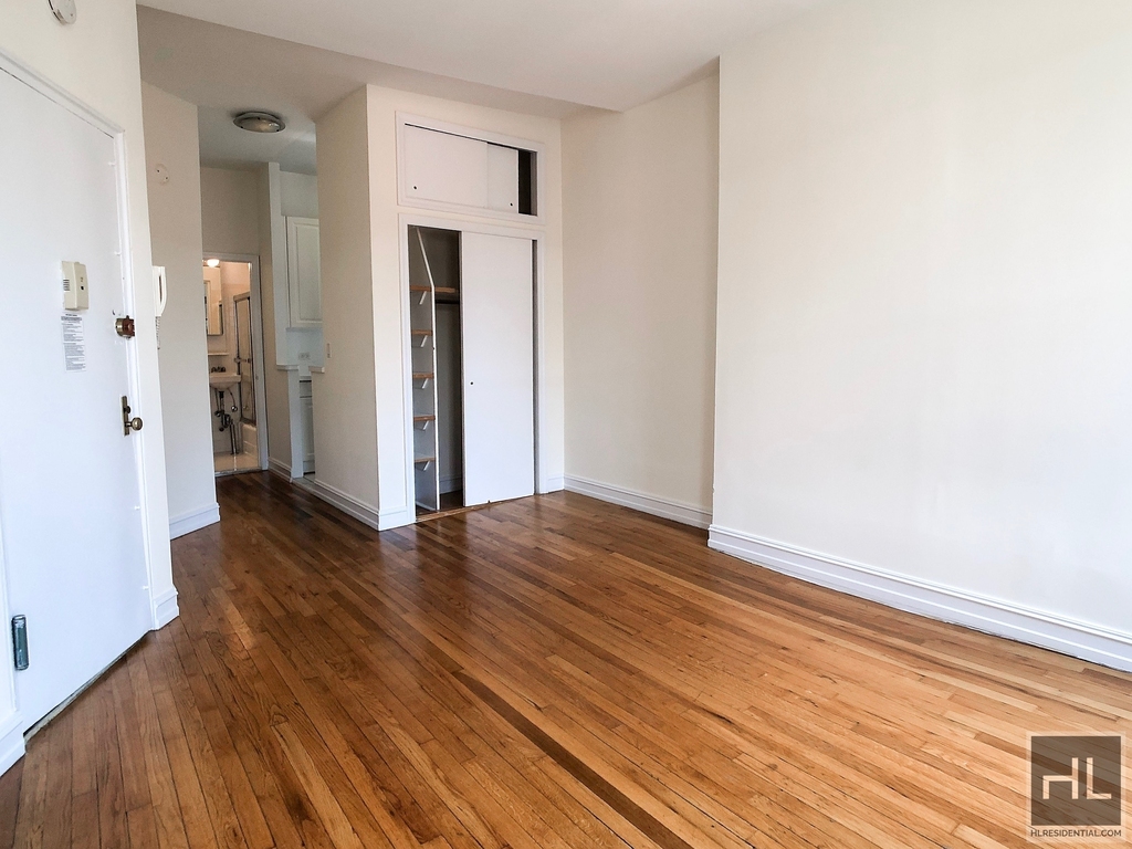 East 81 Street - Photo 2