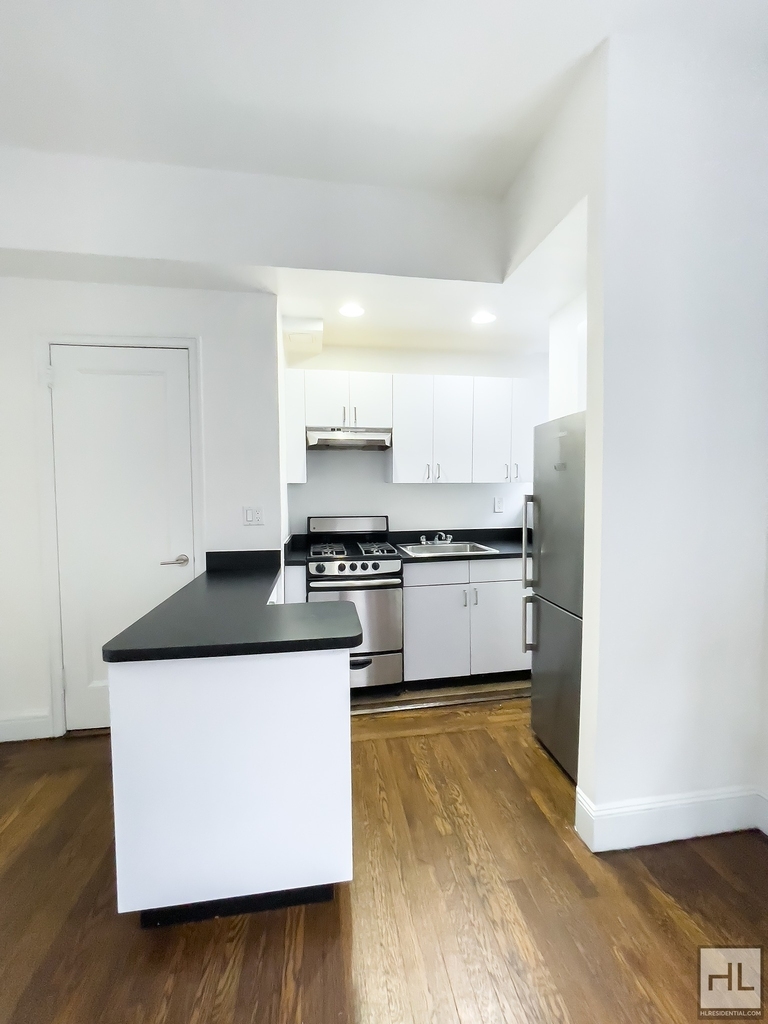 East 46 Street - Photo 3