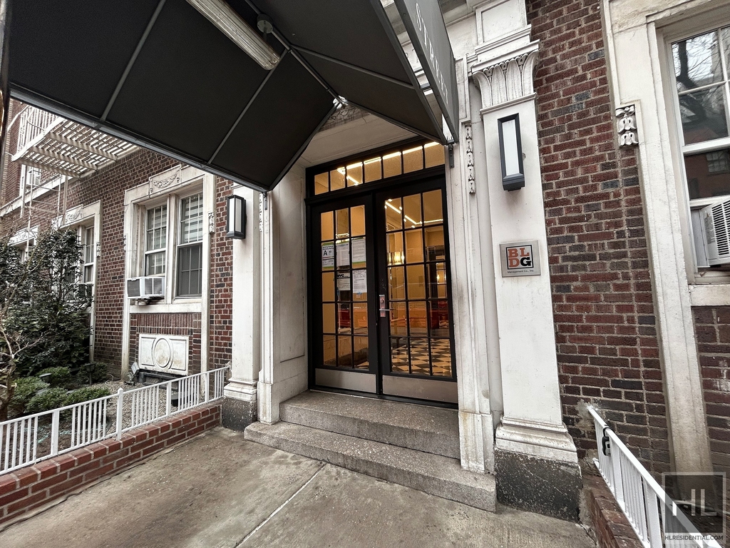 West 13 Street - Photo 5