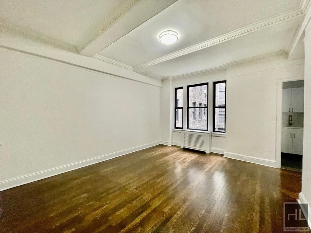 East 46 Street - Photo 2