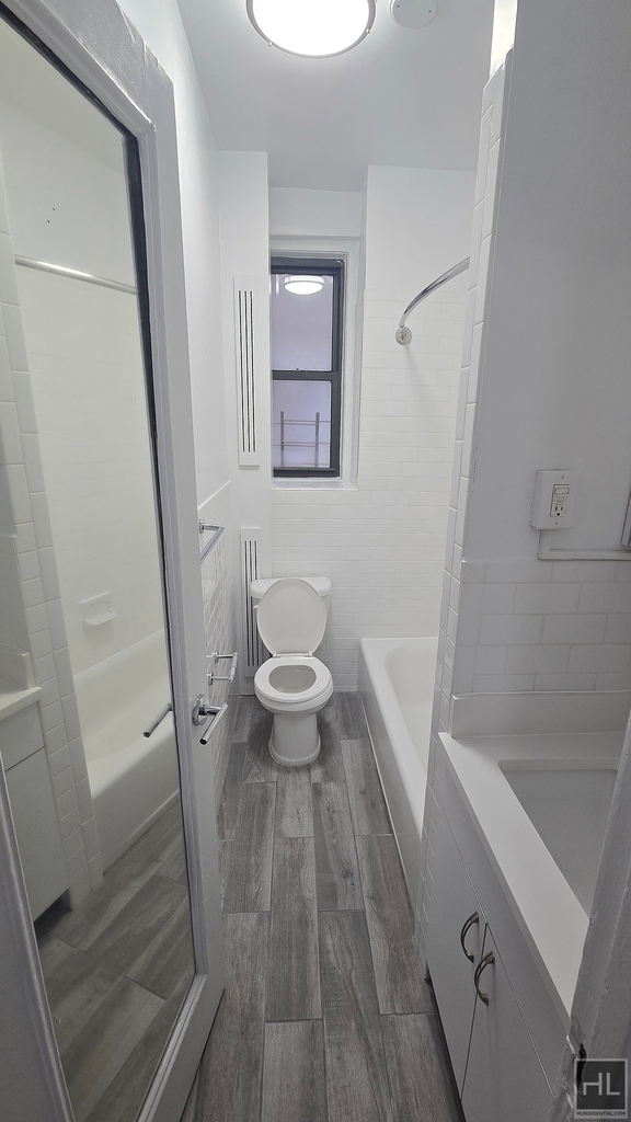 East 46 Street - Photo 5