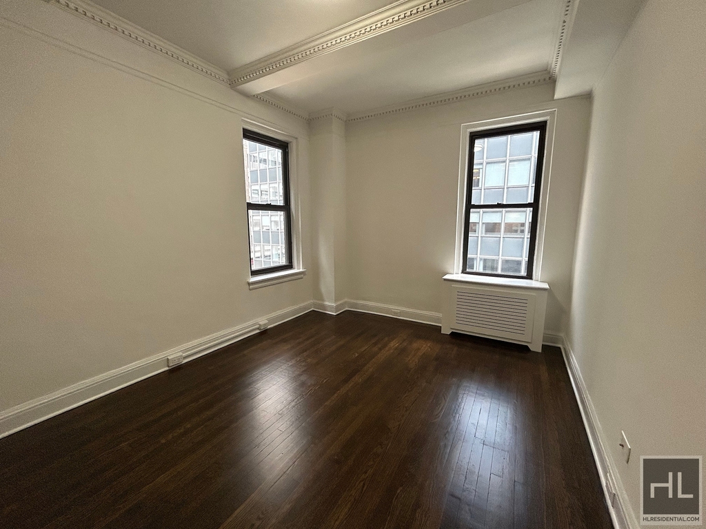 East 46 Street - Photo 9