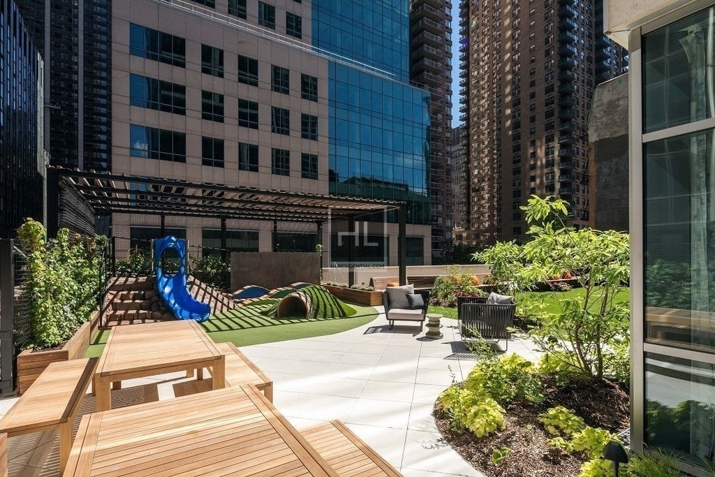 East 39th Street - Photo 2