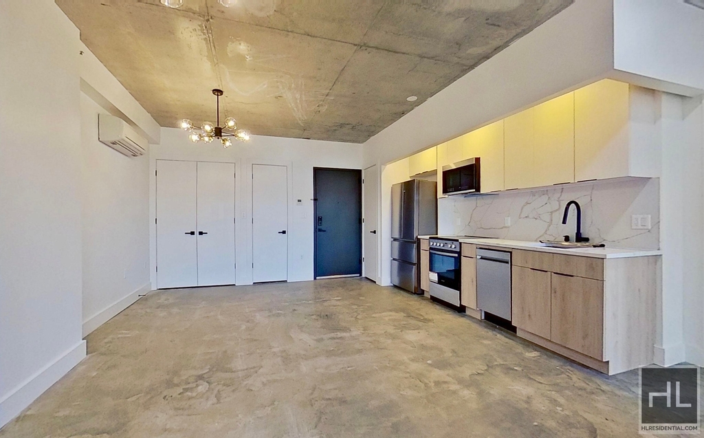 Montrose Avenue - Photo 13