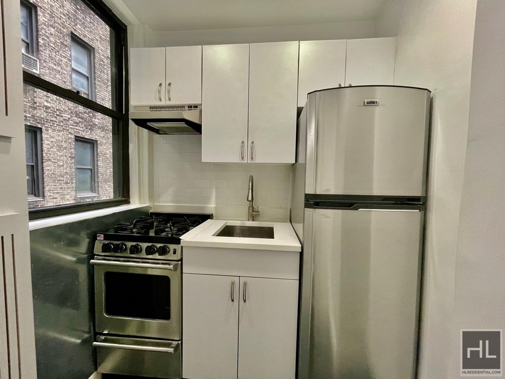 East 46 Street - Photo 1