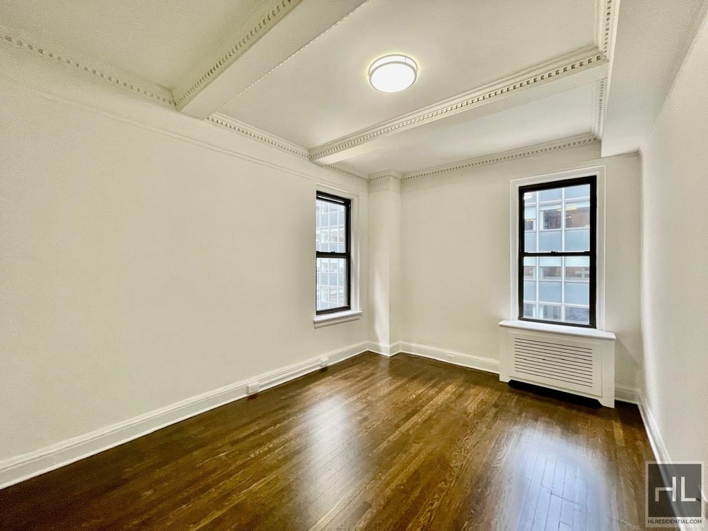 East 46 Street - Photo 2