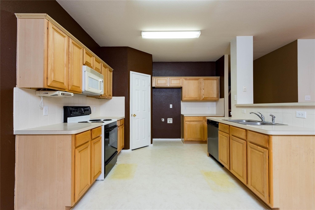 1305 Auburn Drive - Photo 5