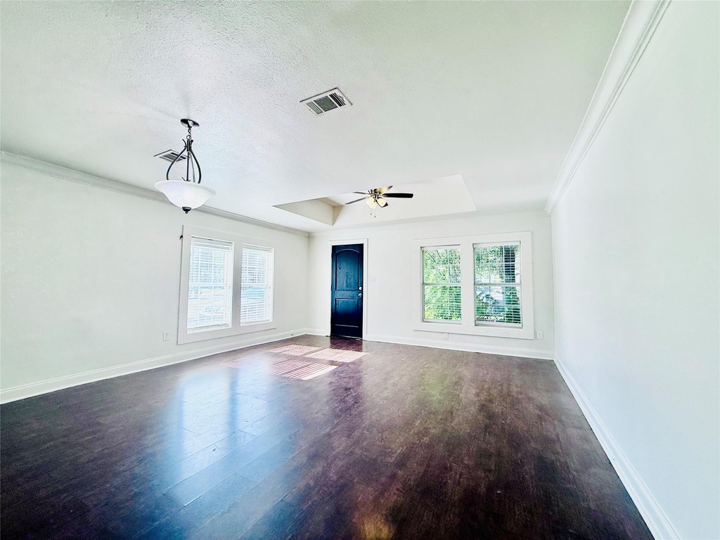 814 W College Street - Photo 1