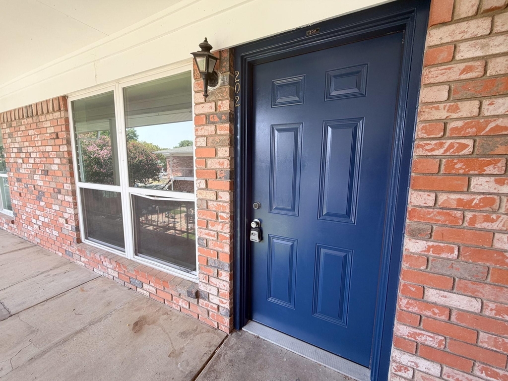 518 N Rogers Street - Photo 0