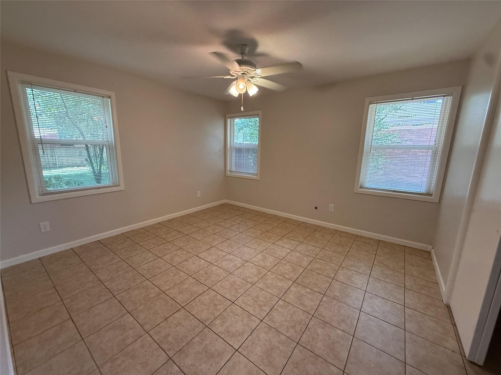 1915 Fairfax Drive - Photo 12