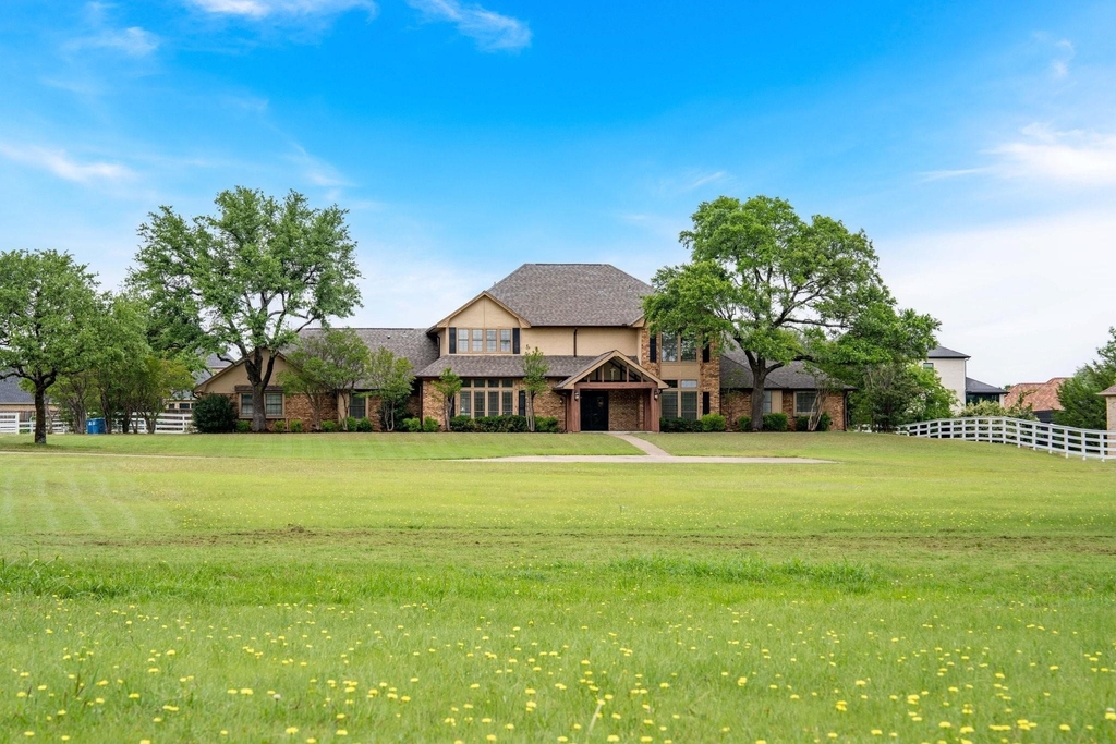 915 W Pleasant Run Road - Photo 1