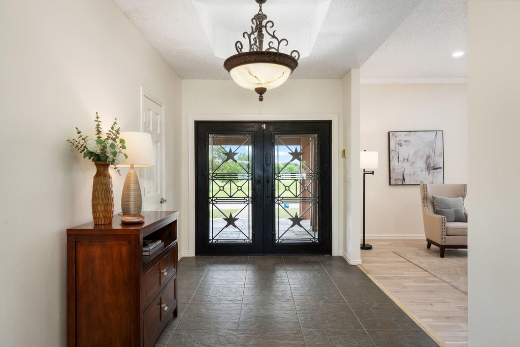 915 W Pleasant Run Road - Photo 3
