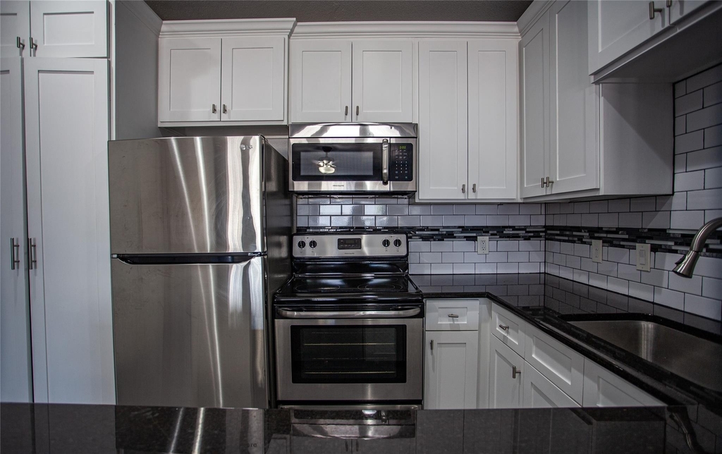 5328 Rowena Street - Photo 7