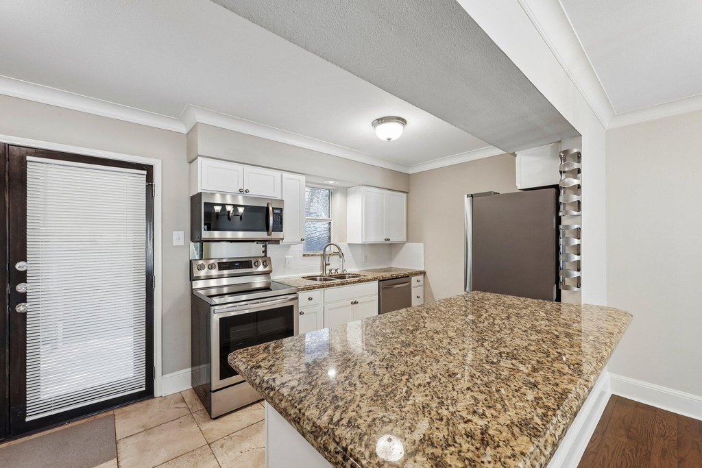 7730 Meadow Road - Photo 15