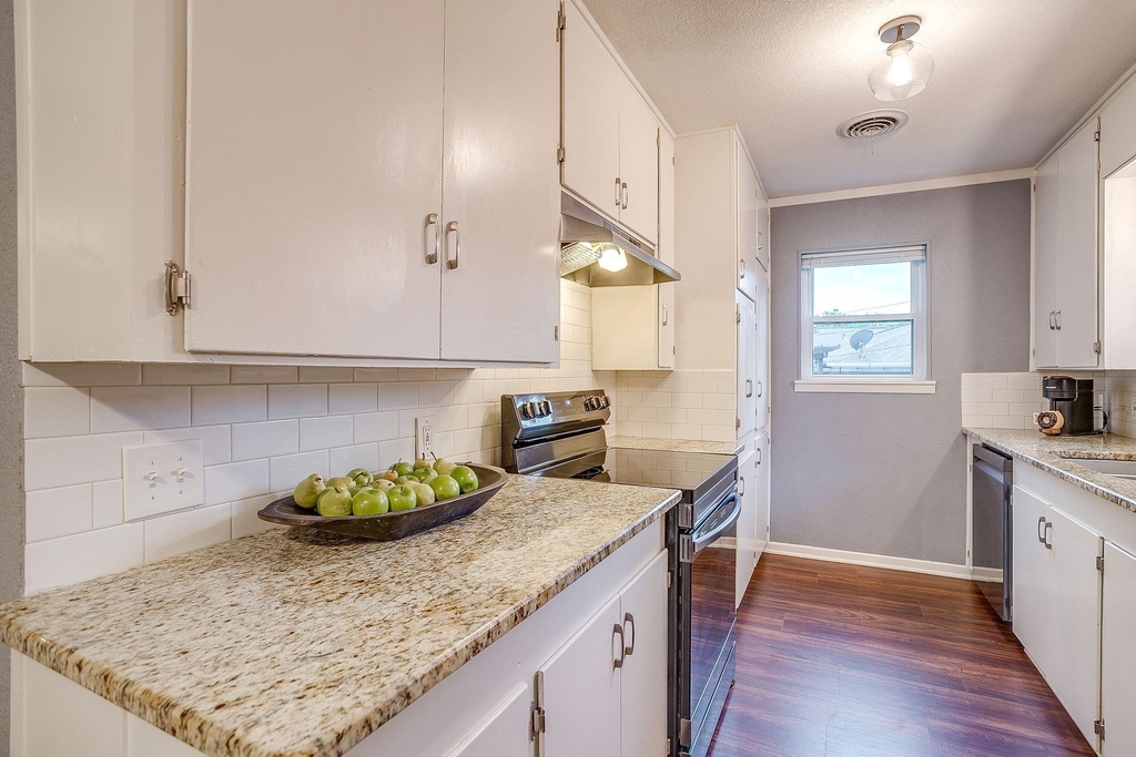 5248 Greene Avenue - Photo 13