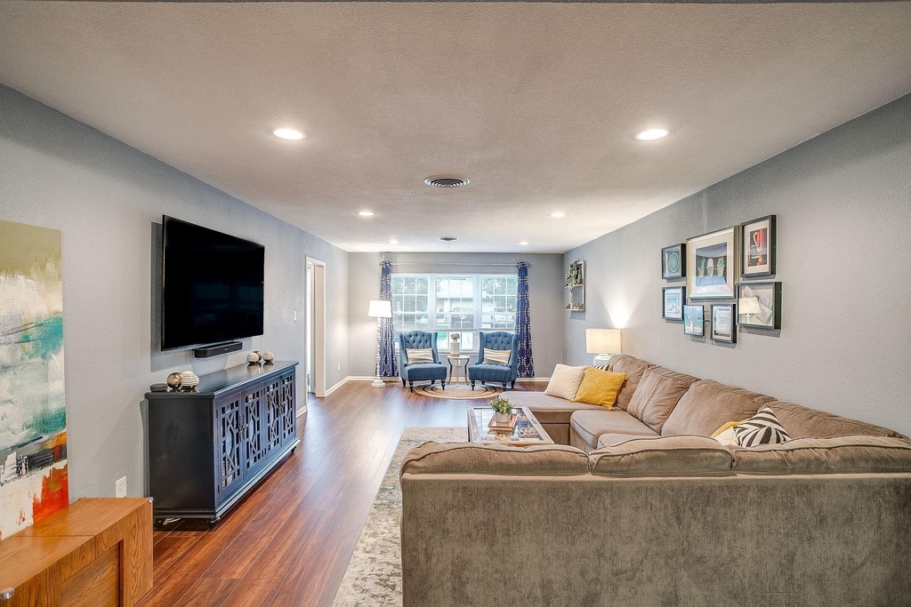 5248 Greene Avenue - Photo 5