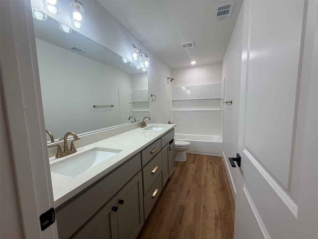 905 E 10th Street - Photo 9