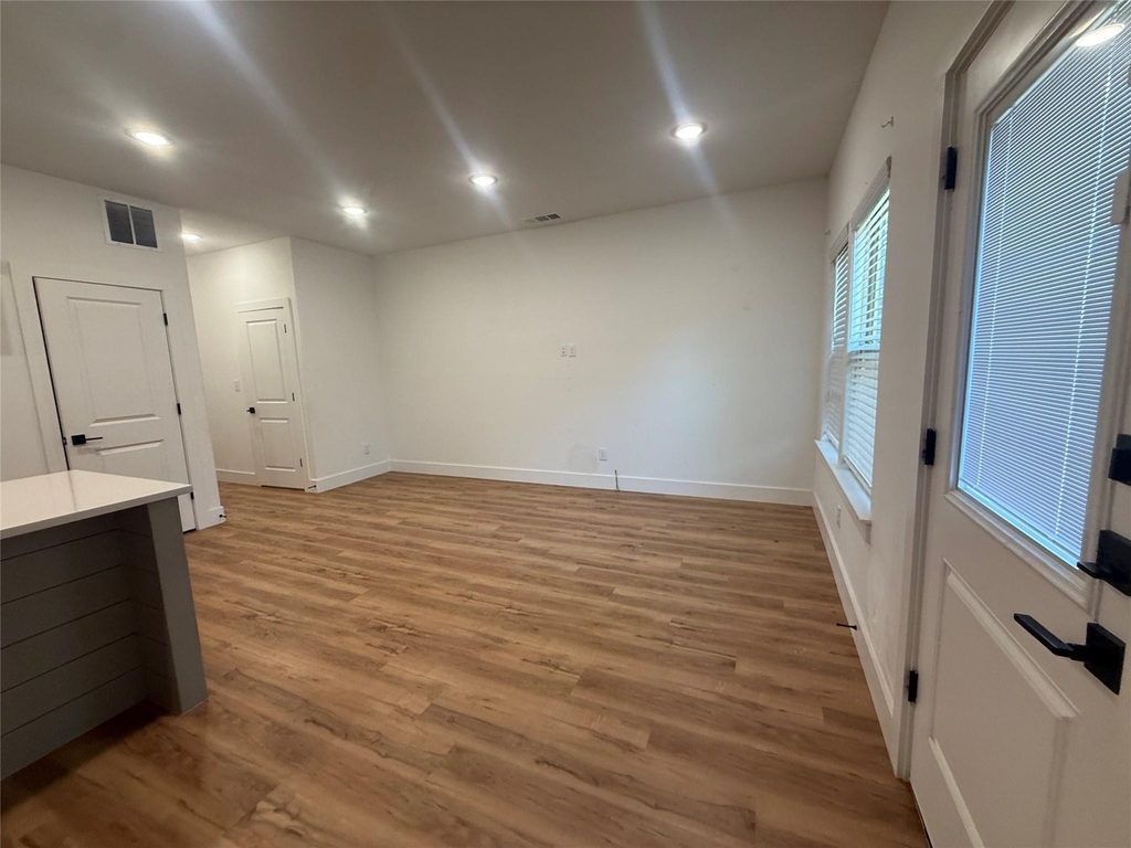 905 E 10th Street - Photo 4