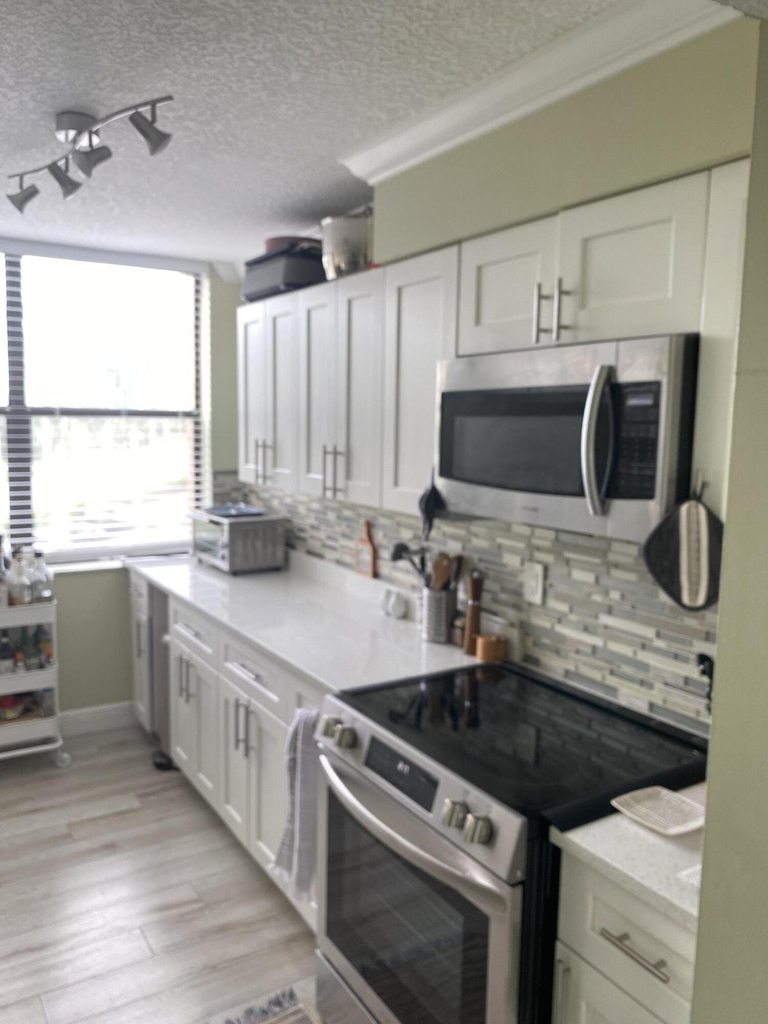 2255 Lindell Boulevard - Photo 1