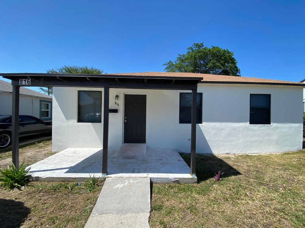 816 W 4th Street - Photo 0