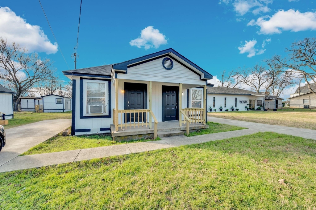 412 E Avenue F - Photo 1