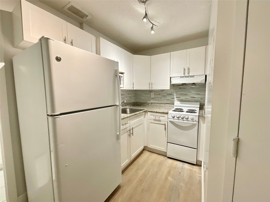 9517 Fontainebleau Boulevard - Photo 2