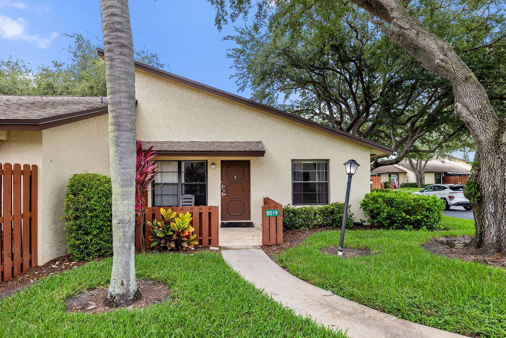 8019 Se Villa Circle - Photo 1