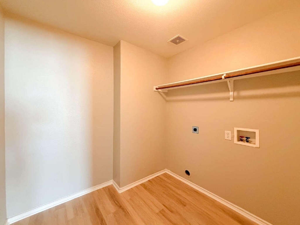 670 Horn Street - Photo 35