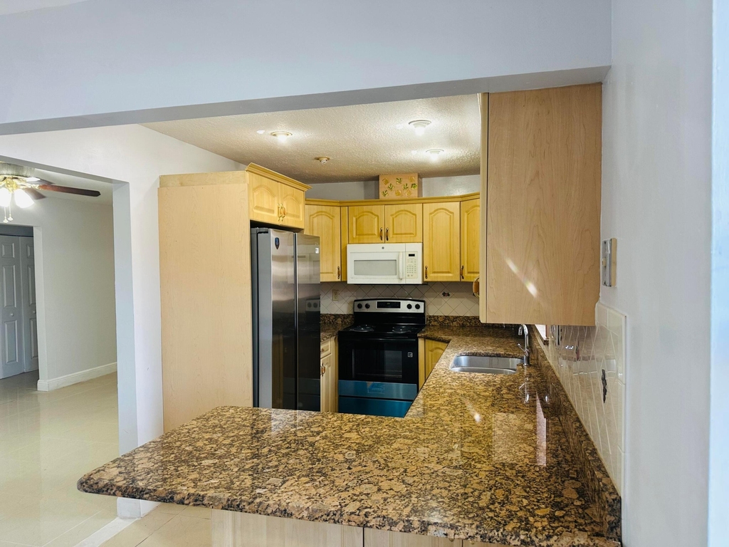 926 N C Street - Photo 11