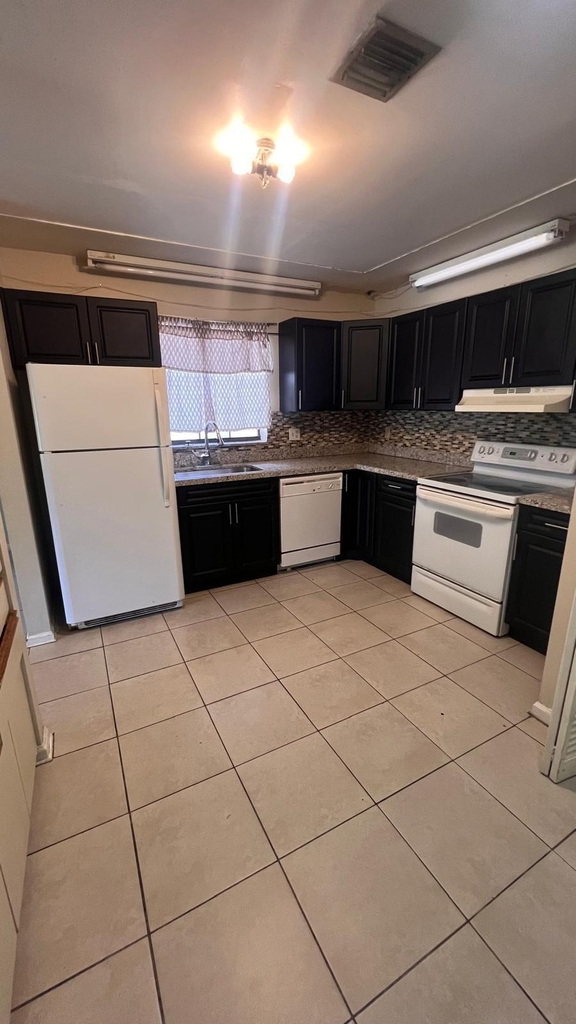 3665 Nw 94th Avenue - Photo 4